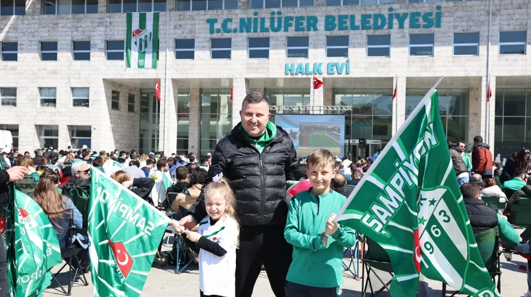 Bursaspor’un şampiyonluk maçı dev ekranda izlendi