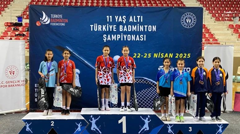 Osmangazili badmintoncular  kupaları topladı