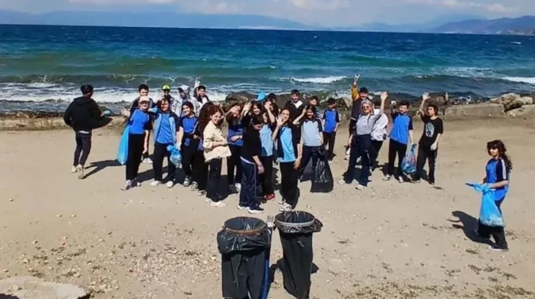 Mudanyalı öğrencileri sahili temizledi