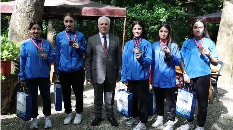 Başkan Bozbeey kadın boksçularla buluştu