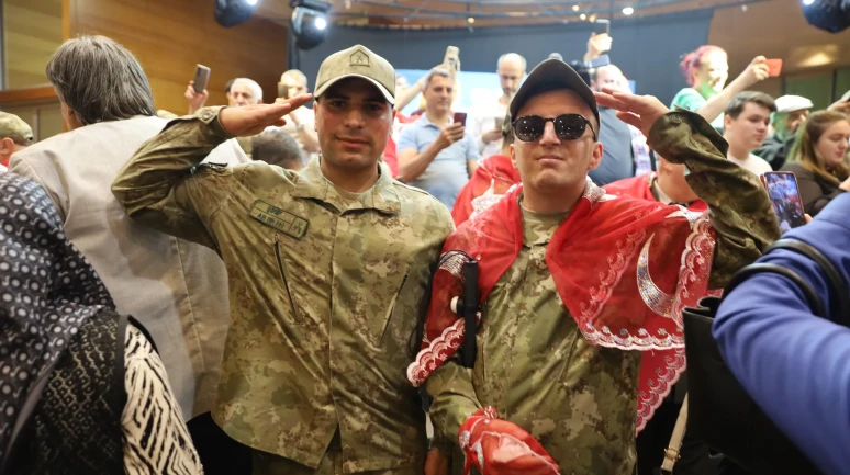 Özel askerlere kına eğlencesi