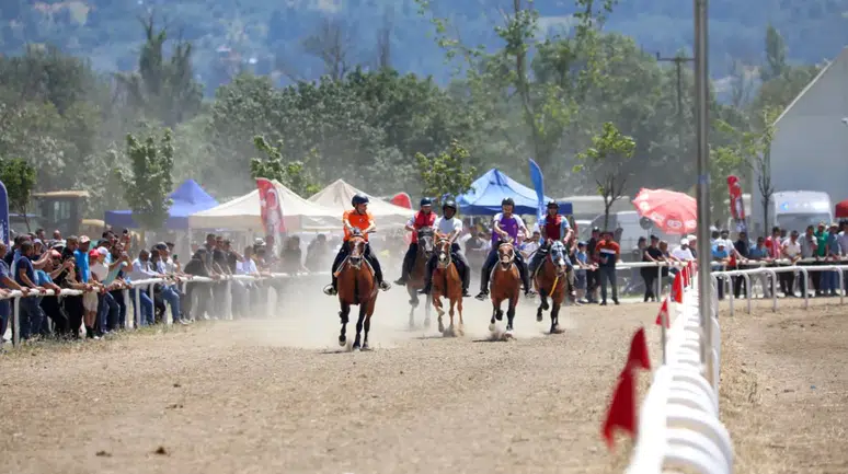 Bursa'da rahvan at yarışları nefes kesti
