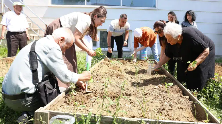 Nilüfer'de huzurevi sakinleri fidan dikti