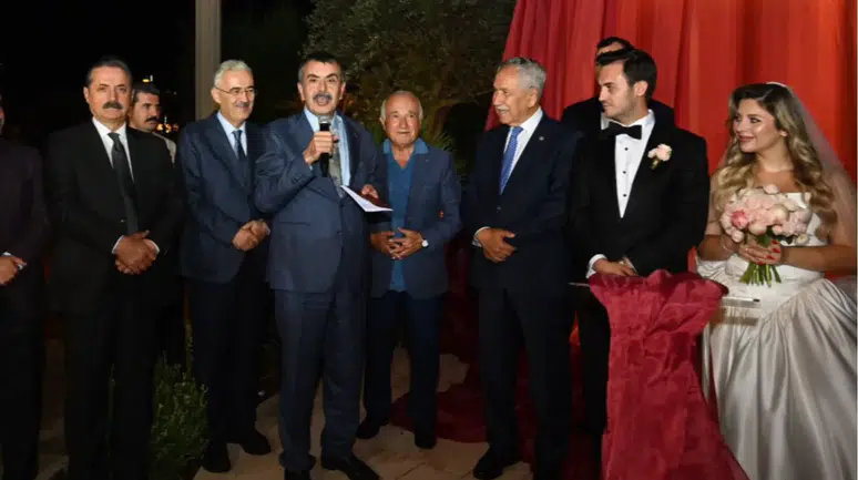 Bursa'da Arınç ve Çelik'i buluşturan düğün!